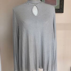 Cute black and white AEO long sleeve